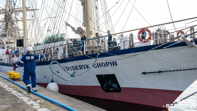 Przy dźwiękach orkiestry szczecinianie pożegnali żaglowce, które przypłynęły do Szczecina na finał Baltic Tall Ships Regatta 2015. Fot. Jarosław Gaszyński [Radio Szczecin] Szczecin pożegnał wielkie żaglowce [ZDJĘCIA, WIDEO]