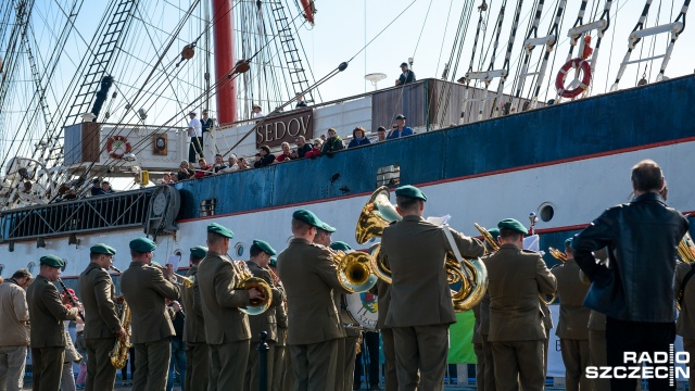 Przy dźwiękach orkiestry szczecinianie pożegnali żaglowce, które przypłynęły do Szczecina na finał Baltic Tall Ships Regatta 2015. Fot. Jarosław Gaszyński [Radio Szczecin] Szczecin pożegnał wielkie żaglowce [ZDJĘCIA, WIDEO]