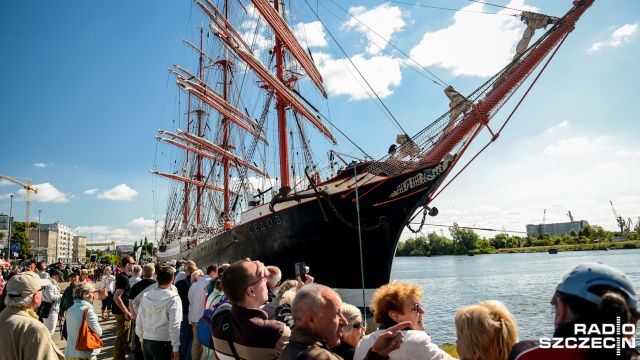 Przy dźwiękach orkiestry szczecinianie pożegnali żaglowce, które przypłynęły do Szczecina na finał Baltic Tall Ships Regatta 2015. Fot. Jarosław Gaszyński [Radio Szczecin] Szczecin pożegnał wielkie żaglowce [ZDJĘCIA, WIDEO]