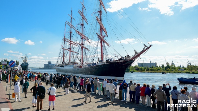 Przy dźwiękach orkiestry szczecinianie pożegnali żaglowce, które przypłynęły do Szczecina na finał Baltic Tall Ships Regatta 2015. Fot. Jarosław Gaszyński [Radio Szczecin] Szczecin pożegnał wielkie żaglowce [ZDJĘCIA, WIDEO]