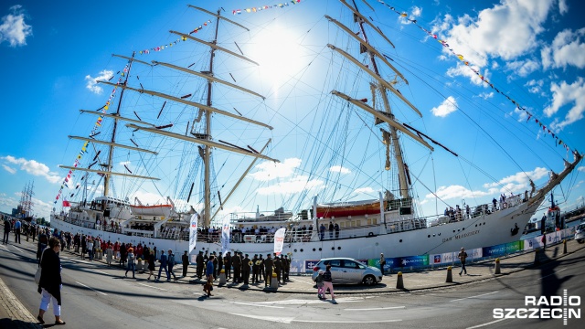 Przy dźwiękach orkiestry szczecinianie pożegnali żaglowce, które przypłynęły do Szczecina na finał Baltic Tall Ships Regatta 2015. Fot. Jarosław Gaszyński [Radio Szczecin] Szczecin pożegnał wielkie żaglowce [ZDJĘCIA, WIDEO]