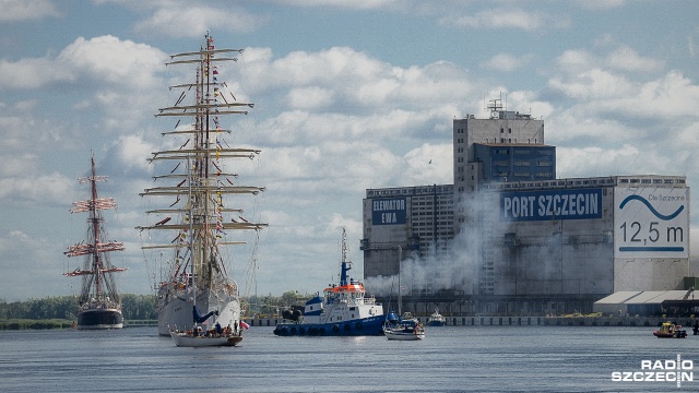 Przy dźwiękach orkiestry szczecinianie pożegnali żaglowce, które przypłynęły do Szczecina na finał Baltic Tall Ships Regatta 2015. Fot. Jarosław Gaszyński [Radio Szczecin] Szczecin pożegnał wielkie żaglowce [ZDJĘCIA, WIDEO]