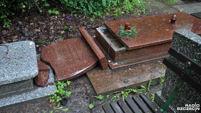 Groby na Cmentarzu Centralnym w Szczecinie zdewastowane. Fot. Łukasz Szełemej [Radio Szczecin] Wandalizm na Cmentarzu Centralnym [ZDJĘCIA]
