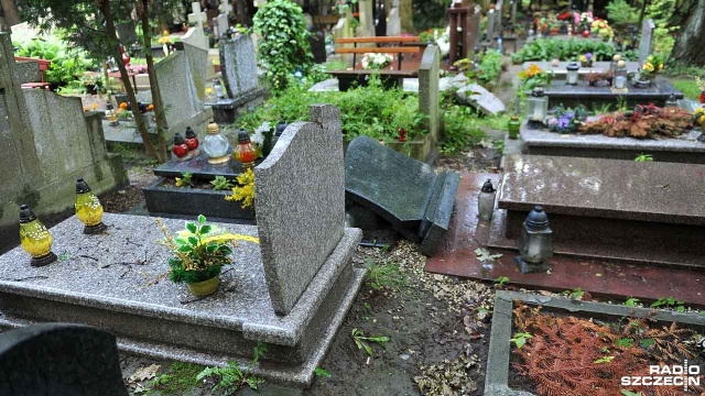 Groby na Cmentarzu Centralnym w Szczecinie zdewastowane. Fot. Łukasz Szełemej [Radio Szczecin] Wandalizm na Cmentarzu Centralnym [ZDJĘCIA]
