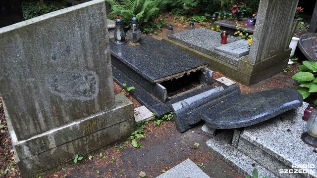 Groby na Cmentarzu Centralnym w Szczecinie zdewastowane. Fot. Łukasz Szełemej [Radio Szczecin] Wandalizm na Cmentarzu Centralnym [ZDJĘCIA]