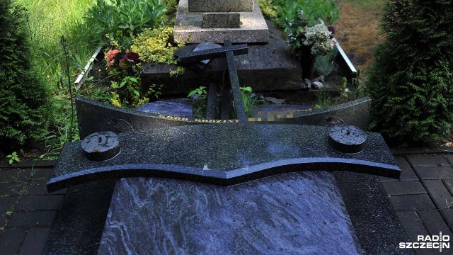 Groby na Cmentarzu Centralnym w Szczecinie zdewastowane. Fot. Łukasz Szełemej [Radio Szczecin] Wandalizm na Cmentarzu Centralnym [ZDJĘCIA]