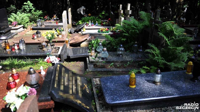 Groby na Cmentarzu Centralnym w Szczecinie zdewastowane. Fot. Łukasz Szełemej [Radio Szczecin] Wandalizm na Cmentarzu Centralnym [ZDJĘCIA]