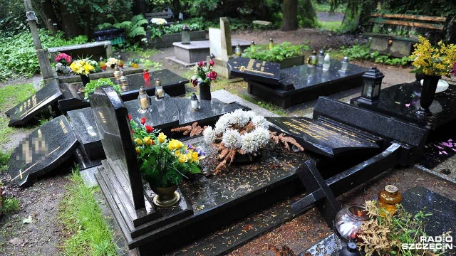 Groby na Cmentarzu Centralnym w Szczecinie zdewastowane. Fot. Łukasz Szełemej [Radio Szczecin] Wandalizm na Cmentarzu Centralnym [ZDJĘCIA]