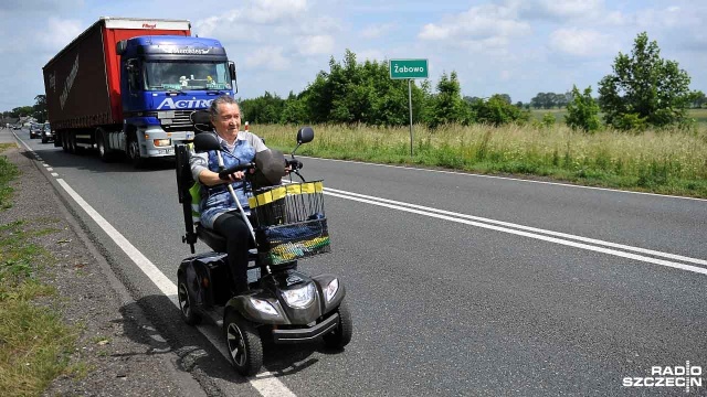 Elektrycznym wózkiem inwalidzkim drogą ekspresową. W ten sposób dojeżdża do miasta emerytka z Żabowa pod Nowogardem. Fot. Łukasz Szełemej [Radio Szczecin] Wózkiem inwalidzkim po drodze ekspresowej [ZDJĘCIA, WIDEO]