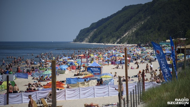 Tłumy turystów odpoczywały w piątek na plaży w Międzyzdrojach. Fot. Konrad Nowak [Radio Szczecin] Zaczęły się upały, na plaży tłumy [WIDEO, ZDJĘCIA]
