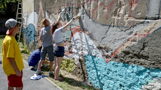 Warsztaty "Projekt Mural" w Szczecinie. Fot. Jarosław Gaszyński [Radio Szczecin] Tworzą mural związany z kinem "Kosmos" [ZDJĘCIA]