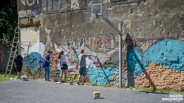Warsztaty "Projekt Mural" w Szczecinie. Fot. Jarosław Gaszyński [Radio Szczecin] Tworzą mural związany z kinem "Kosmos" [ZDJĘCIA]