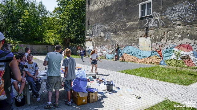 Warsztaty "Projekt Mural" w Szczecinie. Fot. Jarosław Gaszyński [Radio Szczecin] Tworzą mural związany z kinem "Kosmos" [ZDJĘCIA]