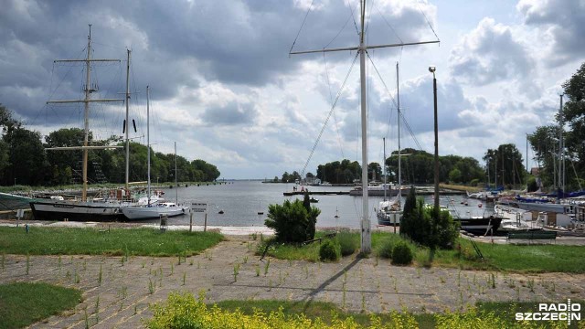 Zamknięta marina w Trzebieży. Fot. Łukasz Szełemej [Radio Szczecin] Żeglarski konflikt w Trzebieży [ZDJĘCIA, WIDEO]