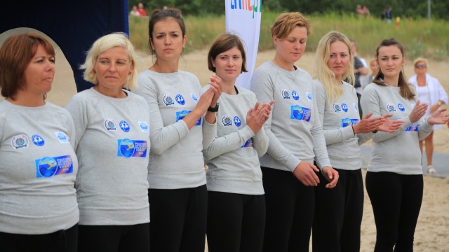 W poniedziałek z plaży w Świnoujściu wystartowała Morska Sztafeta Policyjna Kobiet. Fot. iswinoujscie.pl 400 kilometrów wpław. Panie podjęły wyzwanie! [ZDJĘCIA, WIDEO]
