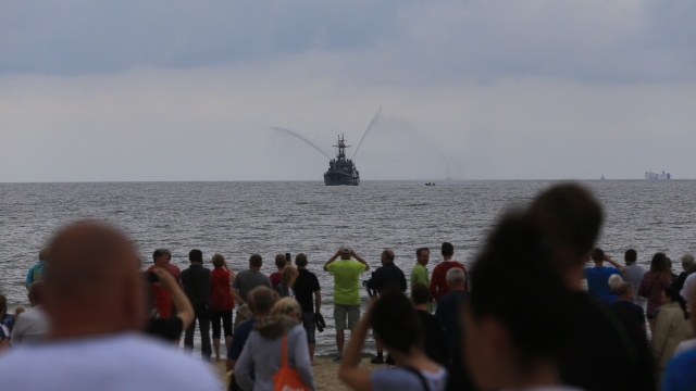 W poniedziałek z plaży w Świnoujściu wystartowała Morska Sztafeta Policyjna Kobiet. Fot. iswinoujscie.pl 400 kilometrów wpław. Panie podjęły wyzwanie! [ZDJĘCIA, WIDEO]