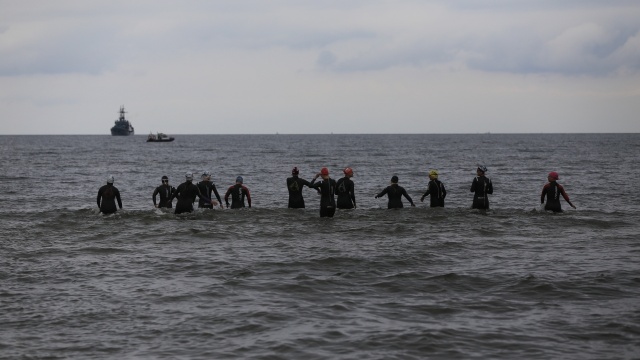 W poniedziałek z plaży w Świnoujściu wystartowała Morska Sztafeta Policyjna Kobiet. Fot. iswinoujscie.pl 400 kilometrów wpław. Panie podjęły wyzwanie! [ZDJĘCIA, WIDEO]