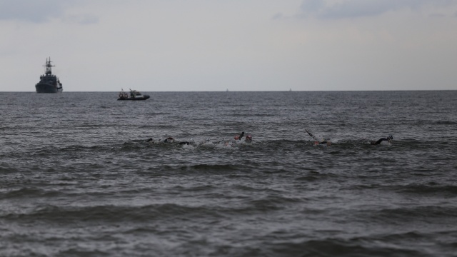 W poniedziałek z plaży w Świnoujściu wystartowała Morska Sztafeta Policyjna Kobiet. Fot. iswinoujscie.pl 400 kilometrów wpław. Panie podjęły wyzwanie! [ZDJĘCIA, WIDEO]