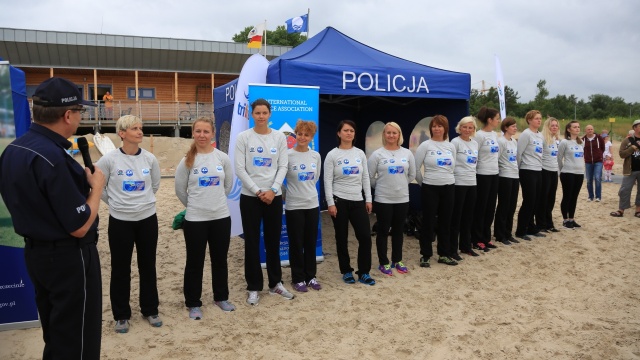 W poniedziałek z plaży w Świnoujściu wystartowała Morska Sztafeta Policyjna Kobiet. Fot. iswinoujscie.pl 400 kilometrów wpław. Panie podjęły wyzwanie! [ZDJĘCIA, WIDEO]