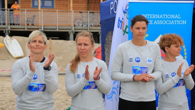 W poniedziałek z plaży w Świnoujściu wystartowała Morska Sztafeta Policyjna Kobiet. Fot. iswinoujscie.pl 400 kilometrów wpław. Panie podjęły wyzwanie! [ZDJĘCIA, WIDEO]