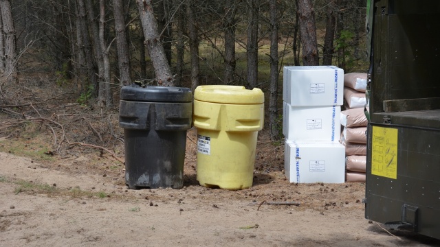 Blisko stulitrowe beczki były zakopane na głębokości ponad jednego metra. Fot. Nadleśnictwo Borne Sulinowo Beczki wydobyte. Grunt w Bornem Sulinowie jest czysty [ZDJĘCIA]