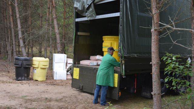 Wojskowi chemicy przeprowadzili badania ich zawartości, jednak nie ujawniają wyników. Fot. Nadleśnictwo Borne Sulinowo Beczki wydobyte. Grunt w Bornem Sulinowie jest czysty [ZDJĘCIA]