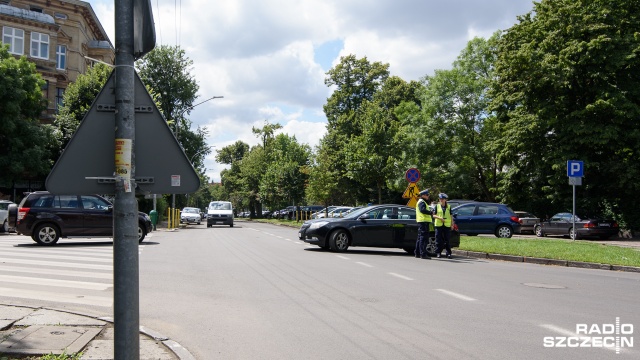 Fot. Konrad Nowak [Radio Szczecin] Samochód utknął w wyrwie [ZDJĘCIA]