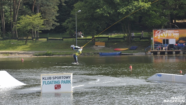 Zawody wakeboardingowe na Głębokim. Fot. Piotr Rakowski [Radio Szczecin] Widowiskowe akrobacje na Głębokim [ZDJĘCIA]