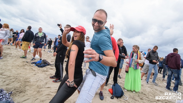 Sunrise Festival 2015 w Kołobrzegu. Fot. Konrad Nowak [Radio Szczecin] Festiwalowicze bawią się na plaży [WIDEO, DUŻO ZDJĘĆ]