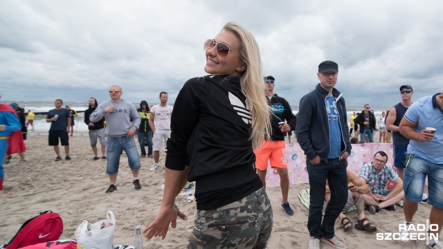 Sunrise Festival 2015 w Kołobrzegu. Fot. Konrad Nowak [Radio Szczecin] Festiwalowicze bawią się na plaży [WIDEO, DUŻO ZDJĘĆ]