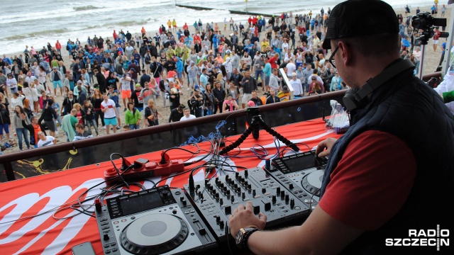 Sunrise Festival 2015 w Kołobrzegu. Fot. Piotr Sikora [Radio Szczecin] Festiwalowicze bawią się na plaży [WIDEO, DUŻO ZDJĘĆ]