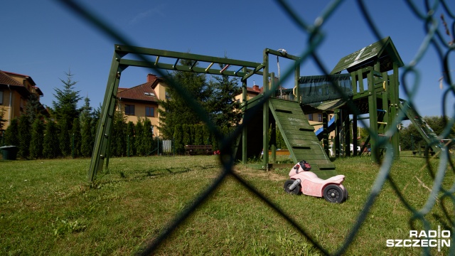 Lokatorzy nie chcą też, by właścicielka korzystała ze wspólnej polany i placu zabaw. Fot. Konrad Nowak [Radio Szczecin] Nie chcą przedszkola na osiedlu. Wywiesili banery [WIDEO, ZDJĘCIA]