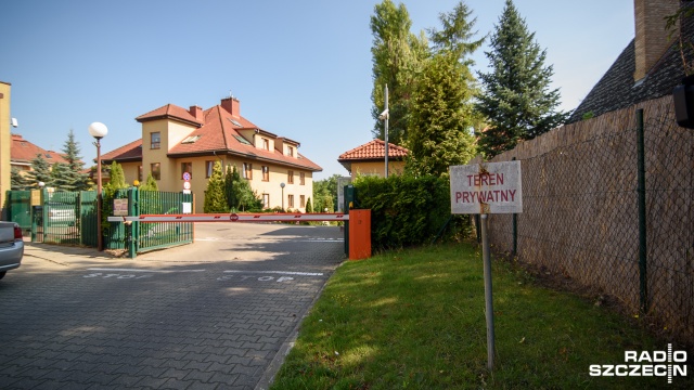 Lokatorzy nie chcą na osiedlu obcych samochodów. Fot. Konrad Nowak [Radio Szczecin] Nie chcą przedszkola na osiedlu. Wywiesili banery [WIDEO, ZDJĘCIA]