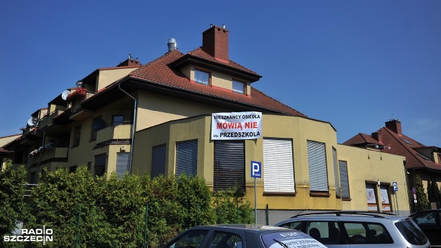 Na zlecenie administracji osiedla spór analizują prawnicy. Fot. Łukasz Szełemej [Radio Szczecin] Nie chcą przedszkola na osiedlu. Wywiesili banery [WIDEO, ZDJĘCIA]