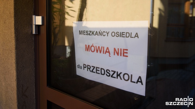 Protest mieszkańców osiedla "Pod Kasztanami". Fot. Konrad Nowak [Radio Szczecin] Nie chcą przedszkola na osiedlu. Wywiesili banery [WIDEO, ZDJĘCIA]