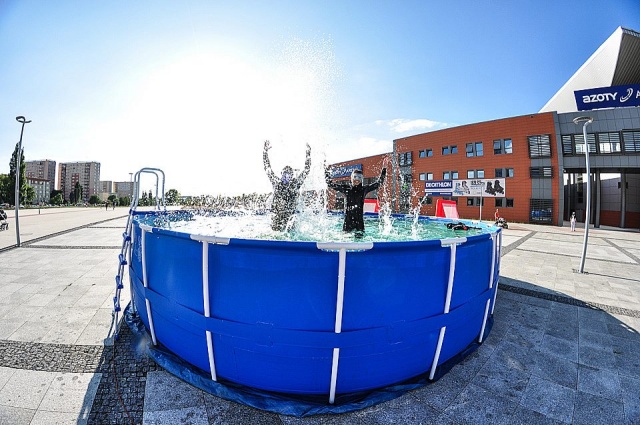 Fot. Azoty Arena Lekcje nurkowania w centrum Szczecina. Za darmo [WIDEO, ZDJĘCIA]