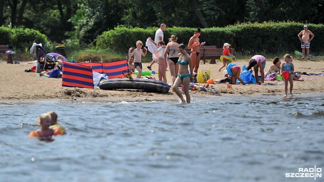 W upalne dni nad Odrą plażują setki osób. Fot. Łukasz Szełemej [Radio Szczecin] Bilet na kąpielisko zamiast mandatu [WIDEO, ZDJĘCIA]