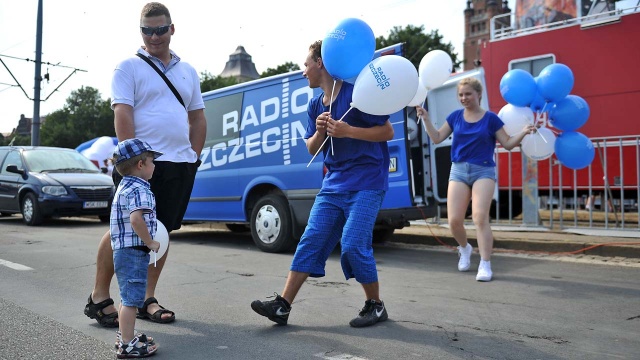 Radio Szczecin jakże jest obecne na Wałach Chrobrego. Fot. Łukasz Szełemej [Radio Szczecin] Chińskie łodzie u stóp Wałów Chrobrego [ZDJĘCIA]