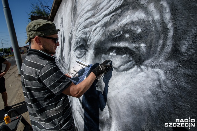 Aby namalować mural trzeba litrów farby. Fot. Konrad Nowak [Radio Szczecin] Historia Solidarności na szczecińskim muralu [ZDJĘCIA]