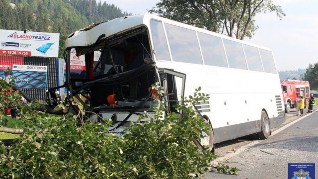 Autobus którym jechały dzieci zderzył się czołowo z autem osobowym. Fot. Policja Zakopane Wypadek autokaru z dziećmi z zachodniopomorskiego [WIDEO, ZDJĘCIA]