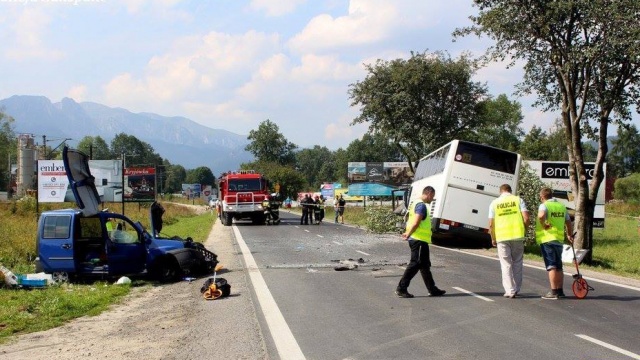 Autobus którym jechały dzieci zderzył się czołowo z autem osobowym. Fot. Policja Zakopane Wypadek autokaru z dziećmi z zachodniopomorskiego [WIDEO, ZDJĘCIA]