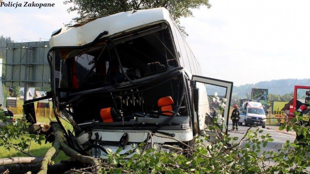 Autobus którym jechały dzieci zderzył się czołowo z autem osobowym. Fot. Policja Zakopane Wypadek autokaru z dziećmi z zachodniopomorskiego [WIDEO, ZDJĘCIA]
