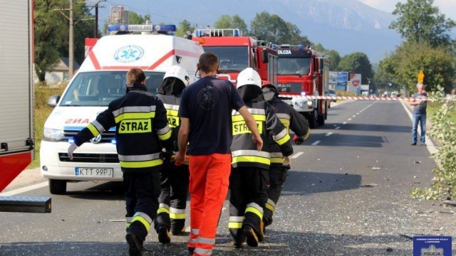 Autobus którym jechały dzieci zderzył się czołowo z autem osobowym. Fot. Policja Zakopane Wypadek autokaru z dziećmi z zachodniopomorskiego [WIDEO, ZDJĘCIA]