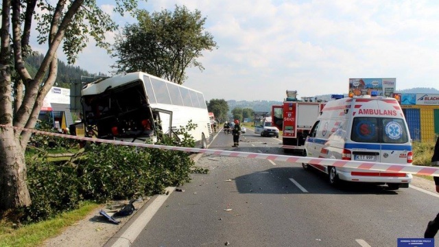 Autobus którym jechały dzieci zderzył się czołowo z autem osobowym. Fot. Policja Zakopane Wypadek autokaru z dziećmi z zachodniopomorskiego [WIDEO, ZDJĘCIA]