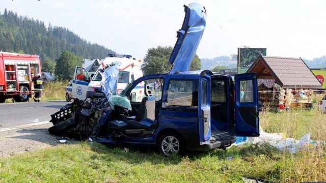 Autobus którym jechały dzieci zderzył się czołowo z autem osobowym. Fot. Policja Zakopane Wypadek autokaru z dziećmi z zachodniopomorskiego [WIDEO, ZDJĘCIA]