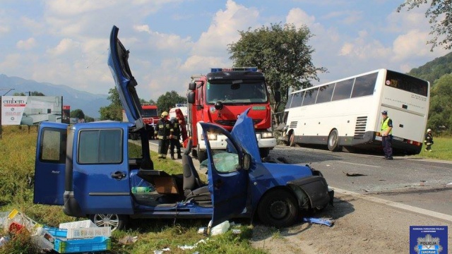 Autobus którym jechały dzieci zderzył się czołowo z autem osobowym. Fot. Policja Zakopane Wypadek autokaru z dziećmi z zachodniopomorskiego [WIDEO, ZDJĘCIA]