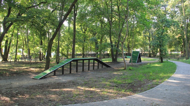 Dla właścicieli psów powstał specjalny, ogrodzony tor z przeszkodami. Fot. ZUK Kolejny park rekreacyjny oddany do użytku [ZDJĘCIA]