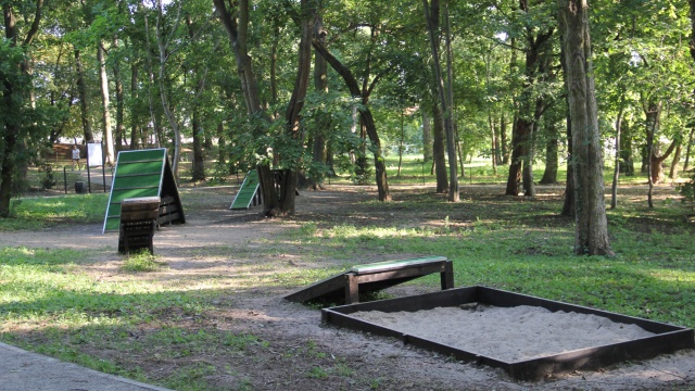 Dla właścicieli psów powstał specjalny, ogrodzony tor z przeszkodami. Fot. ZUK Kolejny park rekreacyjny oddany do użytku [ZDJĘCIA]