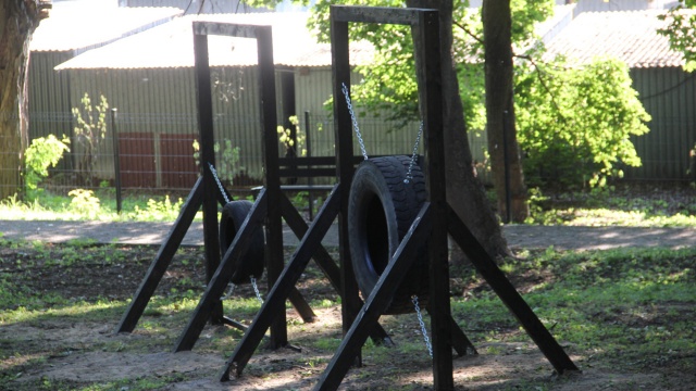 Dla właścicieli psów powstał specjalny, ogrodzony tor z przeszkodami. Fot. ZUK Kolejny park rekreacyjny oddany do użytku [ZDJĘCIA]