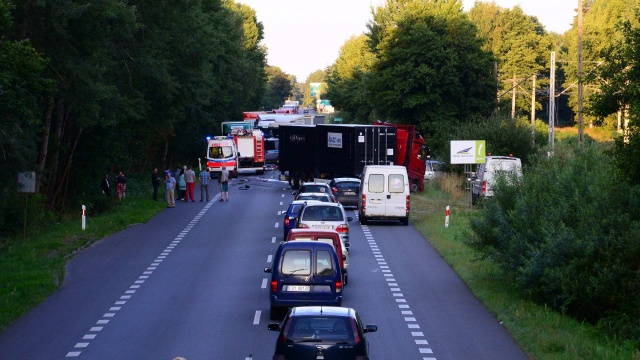Wypadek niedaleko stacji kolejowej Lubiewo. Fot. Andrzej Ryfczyński / iswinoujscie.pl Śmiertelny wypadek na trójce. Jest ruch wahadłowy [NOWE, WIDEO, ZDJĘCIA]